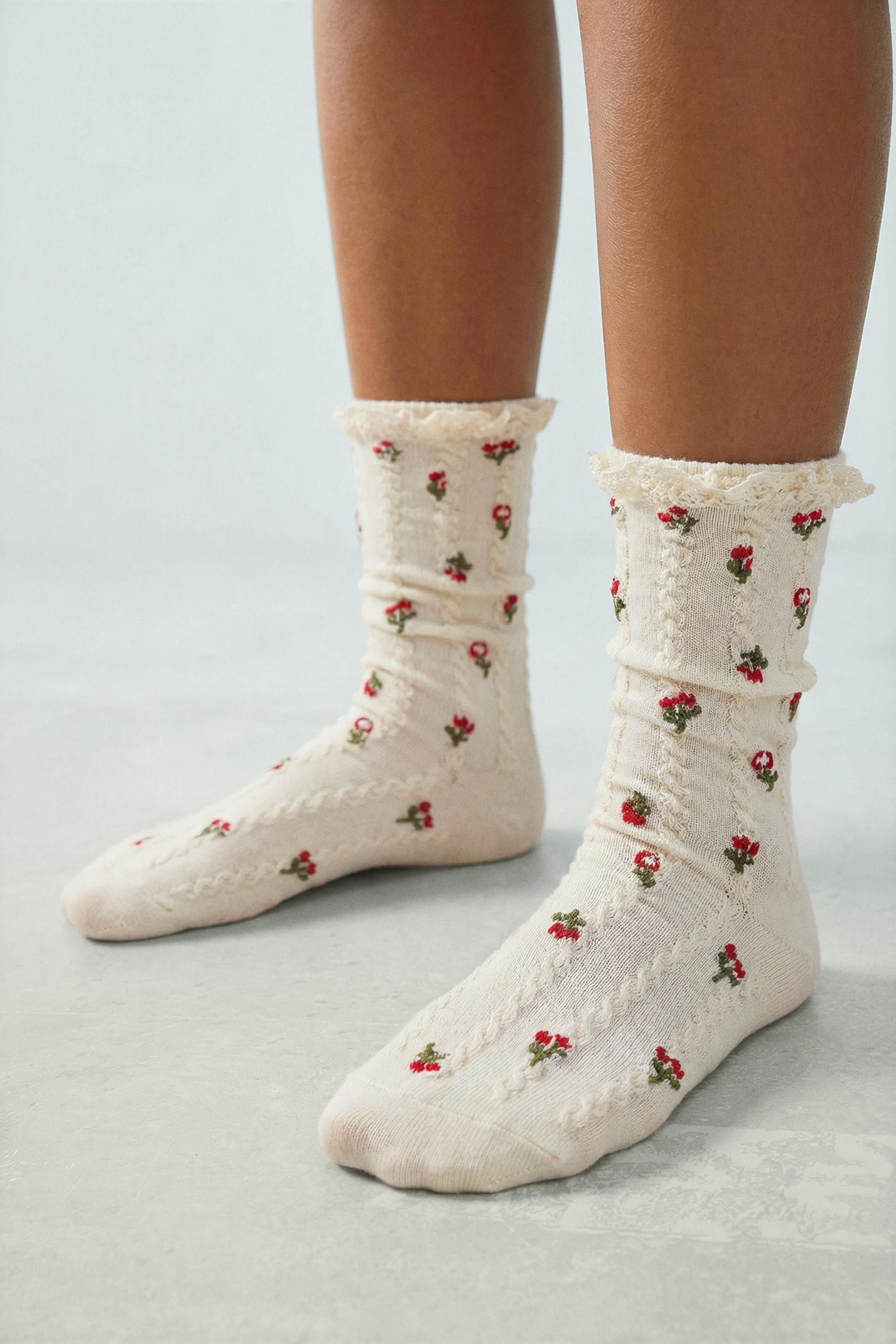 CHAUSSETTES ROMANTIQUES À FLEURS BRODÉES ET DENTELLE
